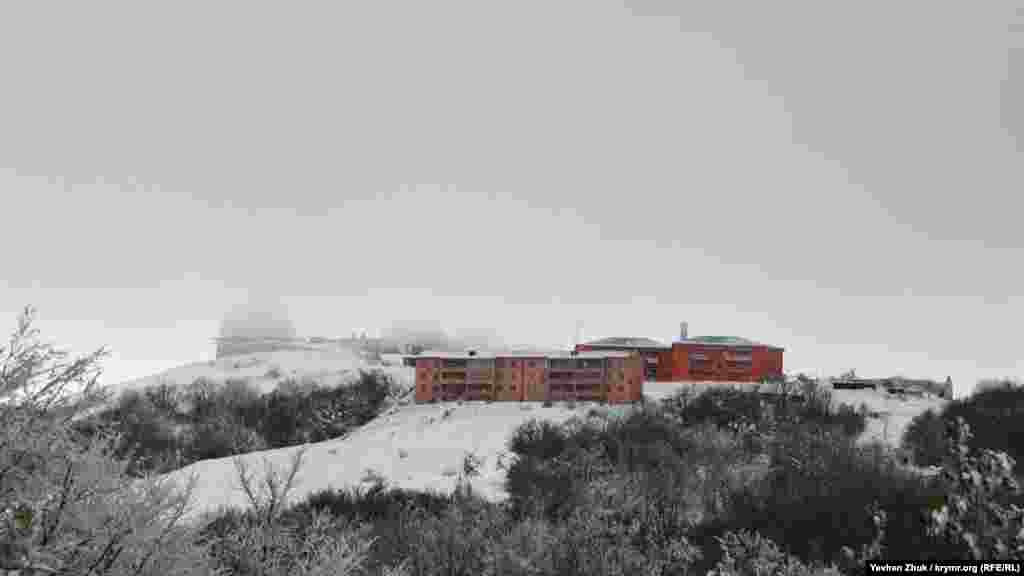 Вдалині на вершині гори Бедене-Кир (в перекладі –  Перепелина гора) видніються величезні білі півсфери. Ці ковпаки захищають антени радіолокаційних станцій від сильних вітрів