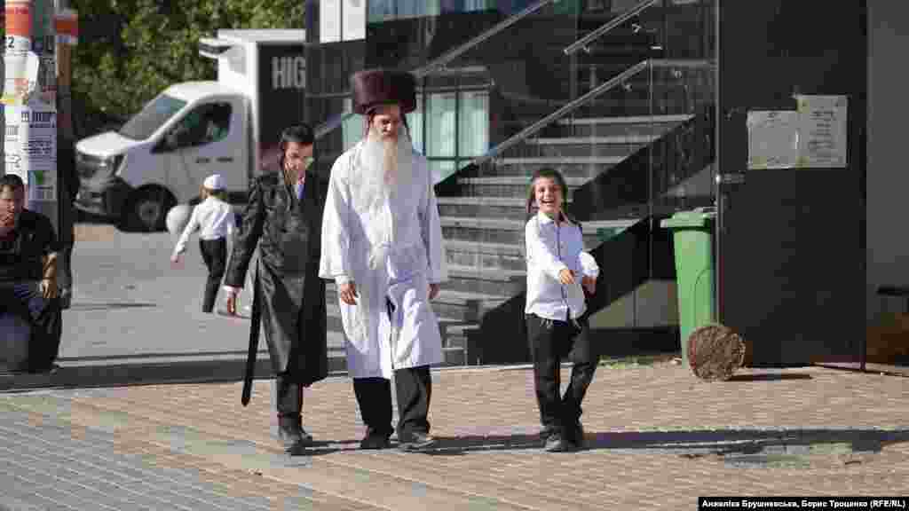 Хасиды носят белую одежду, особенно в праздники – белый цвет символизирует чистоту души и духовность