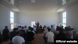 Сув тошқинидан жабр кўрган аҳоли вакиллари расмийларни тингламоқда