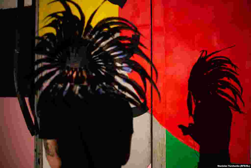 Багатогодинних? Виступ діджея може продовжуватись як пів години, так і п’ять-шість годин поспіль. Все залежить від настрою публіки, імпровізацій та бажання діджея, та дозволу організаторів.