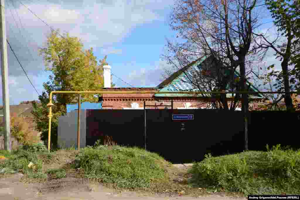 Еще немного местной топонимики. Улица-дублер – Пионерская. Так что в разговоре с местными жителями всегда лучше конкретизировать, какую из казанских Пионерских вы имеете в виду. Эта находится в Сосновке. А в соседнем поселке Аки есть улица Волкова. Вторая по счету улица Волкова в Казани. Но названа в честь не того же Волкова, что первая. Акинский Волков – местный секретарь комсомольской ячейки. Убит «кулаками». Его могила теперь находится на садовом участке СНТ «Акинское». По сути, это центральная улица поселка. И она до сих пор остается незаасфальтированной. Весной и осенью тут непролазная грязь