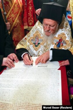 Варфоломій підписує томос для Православної церкви України (ПЦУ). Стамбул, 5 січня 2019 року