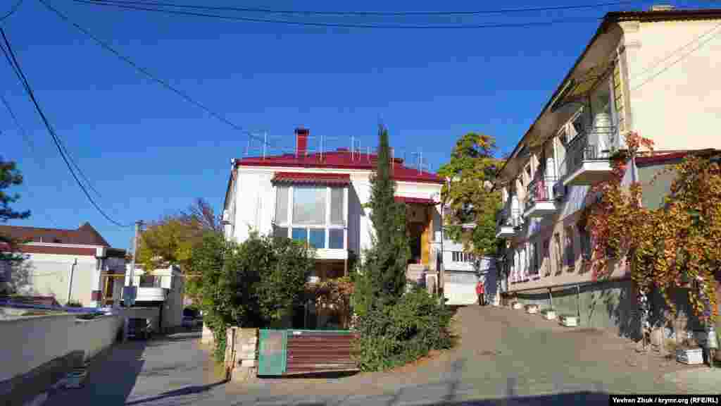 Крива вуличка «підіймається» вище у гору