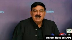 شیخ رشید وايي، پولیسو د دوو ټیکسیانو له ډرېورانو څخه پوښتنې کړې دي - د ارشیف انځور.