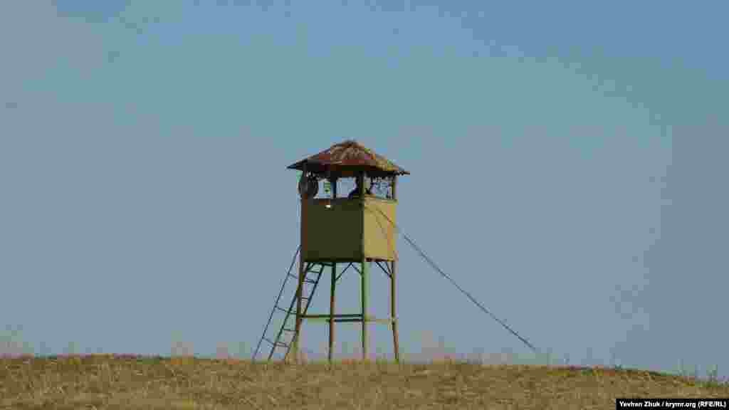 Для проживання особового складу в мирний час поруч звели військове містечко. А для наведення на цілі та коригування вогню обладнали спеціальні пости з далекомірами та візирями на великій відстані від батареї – на мисі Лукулл, у гирлах річок Альма і Кача, біля Херсонеського маяка, на мисі Фіолент і на горі Кая-Баш біля Балаклави