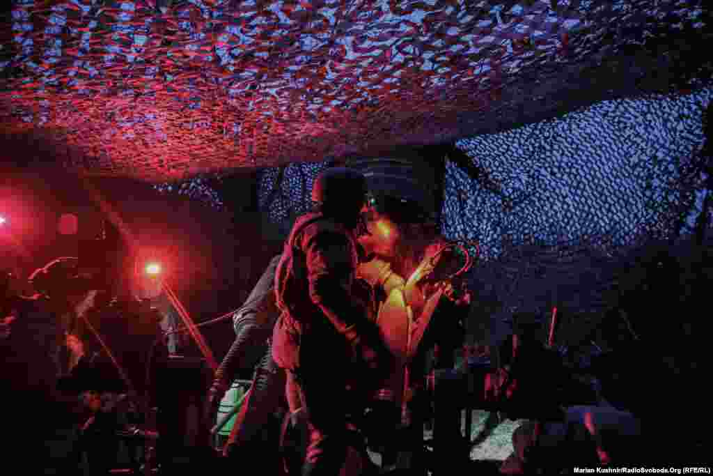 Під ранок бійці по команді і з відповідним корегуванням кладуть на лоток снаряд за снарядом. Гармата регулярно змінює градус. Інтенсивність бою лише однієї гаубиці зашкалює