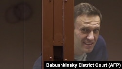 Критик Кремля Олексій Навальний у скляній клітці під час судового засідання у Москві 12 лютого 2021 року. Росія