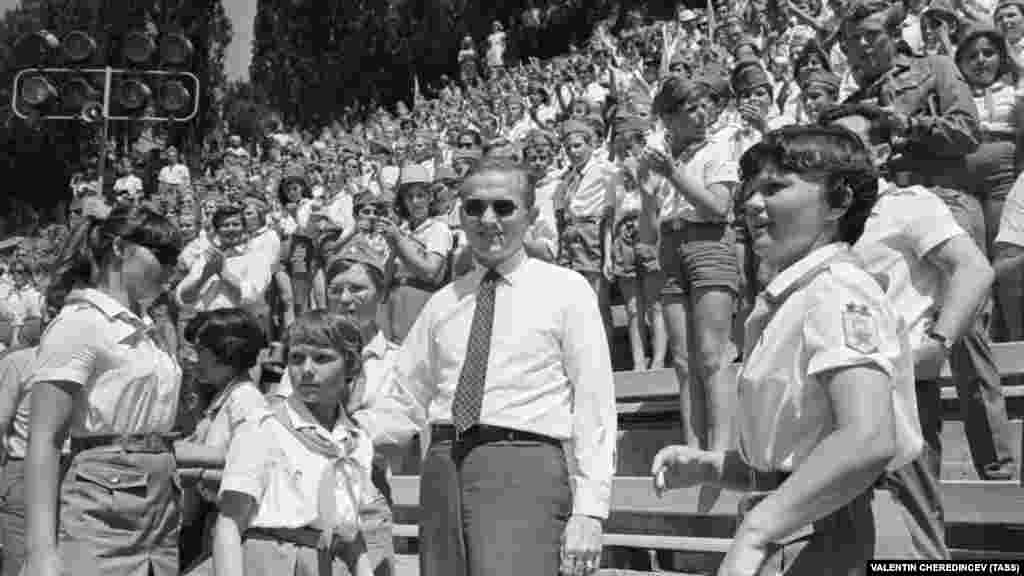 Помимо Гагарина, в лагерь приезжали и американские астронавты. Один из них – Фрэнк Борман – посетил лагерь в июле 1969 года На фото – американский астронавт во время посещения детского лагеря