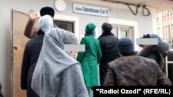 Дар назди шифохонае дар Душанбе. Акс аз моҳи феврали 2020