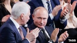 Президент Росії Володимир Путін і російський представник на Мінських перемовах по Донбасу Борис Гризлов на з'їзді парті «Єдина Росія»