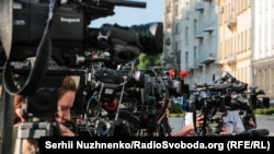Заборонені канали «неодноразово слугували інструментом політичного піару на користь проросійської політичної партії та її власника, стверджують громадські організації
