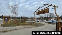 На вході до ресторану крейдою написано: «У нас ви можете сидіти всередині»