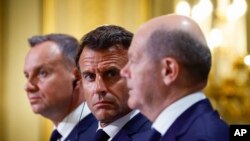 Polish President Andrzej Duda (left), French President Emmanuel Macron (center), and German Chancellor Olaf Scholz attend a joint press conference on June 12 at the Elysee Palace in Paris.