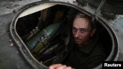 Військовослужбовець 152-ї окремої єгерської бригади ЗСУ всередині САУ 2С1 «Гвоздика» на передовій поблизу Покровська, 5 серпня 2025 року