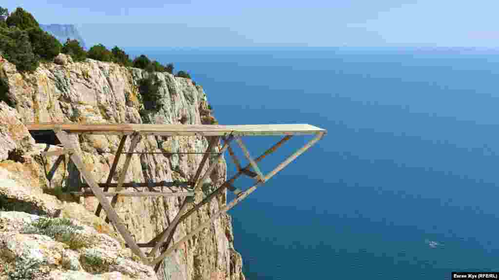 Місток для роупджампінга: висота 260 метрів над рівнем морить, висота прямовисної стінки 140 метрів, довжина падіння – 120 метрів