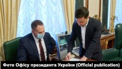 Андрій Єрмак (л) та Володимир Зеленський в Офісі президента (фото архівне)