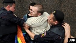 Преследование ЛГБТ-сообщества России по-прежнему вызывает протесты в мире