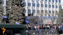 Ҳамлаи издиҳоми тарафдорони Русия ба бинои СБУ дар Луҳанск Ҳамлаи издиҳоми тарафдорони Русия ба бинои СБУ дар Луҳанск
