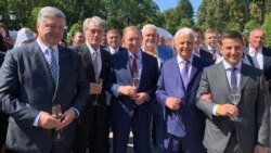 Групове фото українських президентів (зліва направо): Петро Порошенко, Віктор Ющенко, Леонід Кучма, Леонід Кравчук, Володимир Зеленський