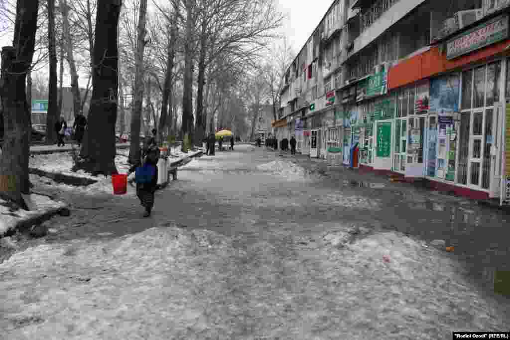  Дар баъзе аз кӯчаҳои Душанбе, ки офтоб кам мерасад ҳоло ҳам барф мондааст