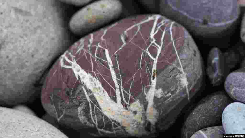 Здешняя морская галька, искусно «разрисованная» кварцитами