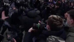 Сутички і побиття: кілька тисяч прихильників Навального затримали в різних містах Росії Сутички і побиття: кілька тисяч прихильників Навального затримали в різних містах Росії