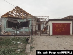 Зруйнований в результаті обстрілів будинок у Маріуполі. Квітень 2022 року