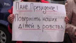 Родичі тих українців, яких у Росії обвинуватили в наркокур’єрстві, звернулися до Порошенка (відео) Родичі тих українців, яких у Росії обвинуватили в наркокур’єрстві, звернулися до Порошенка (відео)