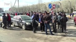 Тоҷирони қирғиз барои либос аз гиребони соҳибкорони тоҷик гирифтаанд Тоҷирони қирғиз барои либос аз гиребони соҳибкорони тоҷик гирифтаанд