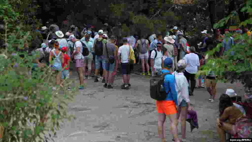 Щодня двічі, о 8 ранку й о 3 годині дня, з біостанції виходять екскурсійні групи. Протяжність маршруту – 7 км, а тривалість – 4 години. Вартість квитка для дорослого – 600 рублів (225 гривень), для дітей від 7 до 14 років – 400 рублів (150 гривень). Охочих пройтися заповідником – понад сотня, з яких формують по 3-4 групи