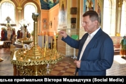 Втім, зв'язок Медведчука-Козака із будівництвом канатної дороги через Амур прослідковується ще й через рідного брата Віктора Медведчука – Сергія