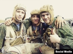Fotografie nedatată de pe social media din Rusia în care sunt soldatul identificat ca fiind Roman Ziazin (dreapta) și alți militari.