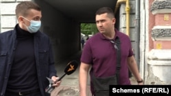 Журналісти знову підійшли до вірогідних співробітників державної охорони, аби запитати, з якого метою вони постійно фіксують місцезнаходження знімальної групи