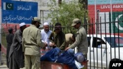 پر ډیورنډ کرښه له تورخم دروازې هره ورځ نژدې شل زره کسان چې ډېری یې پښتانه افغانان ته تګ راتګ کوي