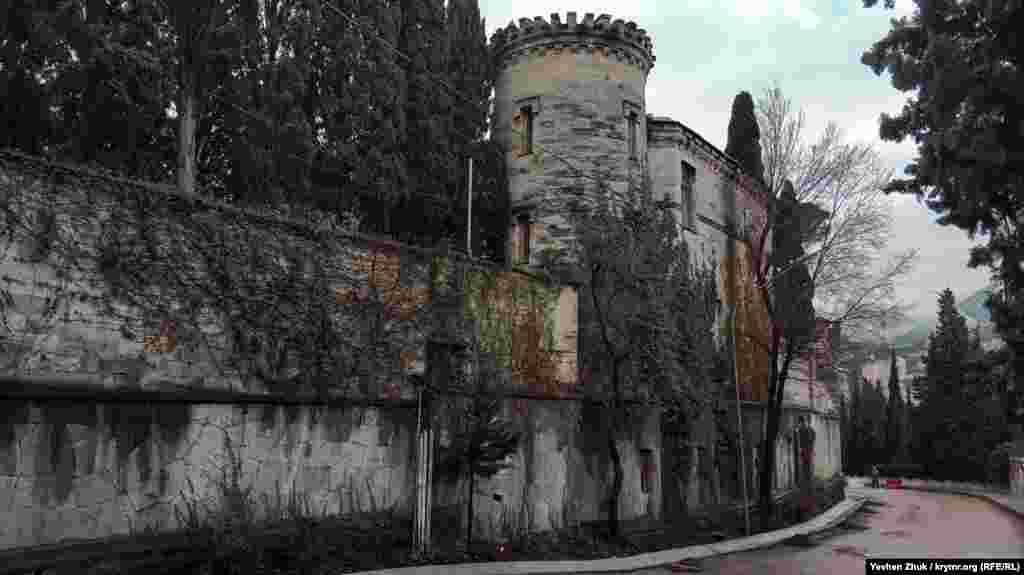 Під час Другої світової війни тут розміщувалося гестапо, про що свідчать фотознімки тієї пори. Під плющем на стіні, що виходить на вулицю Свердлова, можна розгледіти руни «зіг» – «перемога». Також певний час тут розташовувалося єврейське гетто