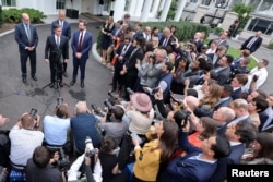 Спикер Палаты представителей Майк Джонсон разъясняет репортерам позицию президета Трампа и республиканцев