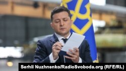 Володимир Зеленський нотує питання журналіста під час прес-конференції 20 травня