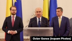 Liderii celor mai mari partide din Coaliția de guvernare: în centrul – premierul Ilie Bolojan (PNL), în dreapta liderul PSD Sorin Grindeanu, iar în stânga cel al USR, Dominic Fritz.