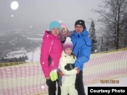 Сергій Іванчук із дружиною й дочками, фото з родинного архіву