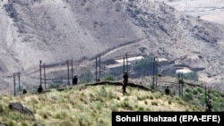 یوشمېر پاکستاني سرتېري د ډېورنډ پر کرښه له اغزن تار سره نېږدې د پهرې پر مهال - پخوانی انځور.