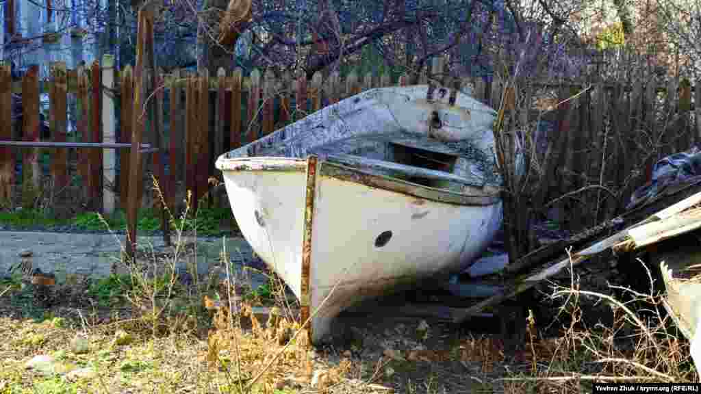 Біля приватного будинку «припаркований» човен