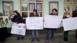 В Ужгороді організаторок акції за права жінок зловмисники облили фарбою В Ужгороді організаторок акції за права жінок зловмисники облили фарбою