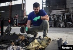 Працівник одного з підприємств Львова оглядає рештки російського безпілотника. Україна, 10 вересня 2025 року