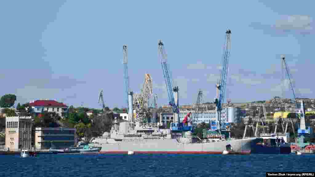 Біля Курячої пристані без розпізнавальних знаків стоїть великий десантний корабель (ВДК) «Костянтин Ольшанський» ВМС України, захоплений навесні 2014 року в затоці Донузлав. Номер U402 на борту був зафарбований в листопаді 2015 року під видом ремонтно-фарбувальних робіт