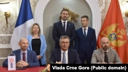 Premijer Crne Gore Milojko Spajić i Milutin Đukanović, predsjednik Odbora direktora Elektroprivrede (u sredini), sa predstavnicima francuske energetske kompanije.