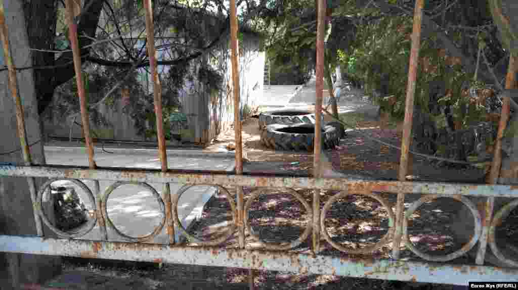 Іржавий паркан відокремлює ринок від дитячого садка №5 з веселою назвою «Капітошка», його адреса – Папаніна, 3. Утворений дитсадок у 1951-м, наступного року відсвяткує 70-річчя