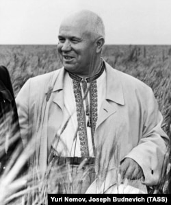 Микита Хрущов в українській вишиванці під час візиту до Казахстану. Кустанайська область, липень 1956 року