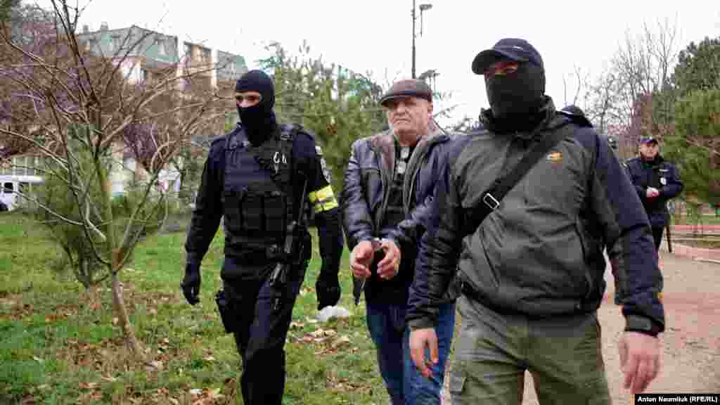 Задержание Бекира Дегерменджи в Симферополе, 23 ноября 2017 г. Российские оккупационные власти обвинили Бекира Дегерменджи в участии в массовых беспорядках 26 февраля 2014 г., когда в Симферополе прошел массовый митинг в поддержку территориальной. После аннексии на Россию Крыма российские силовики арестовали несколько десятков участников этой проукраинской акции. Автор фото – Антон Наумлюк.