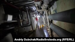 Ліворуч – радіаційно забруднений машзал. Праворуч – зруйнований реактор. Вузький коридор – така собі «дорога життя»