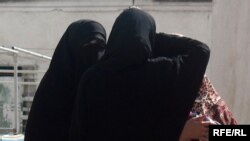 Баъзе аз занони тоҷик ба пӯшидани ниқоб - як навъ рӯсарии монанд ба фаранҷӣ шурӯъ кардаанд